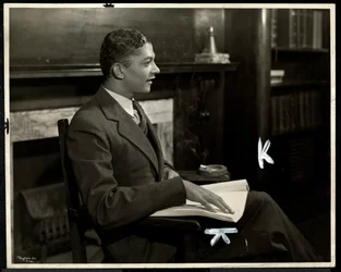 Portrét slepého Afroameričana čtoucího Braillovo písmo v New York Association for the Blind, 111 East 59th Street, New York, 1935 (stříbrný želatinový tisk)